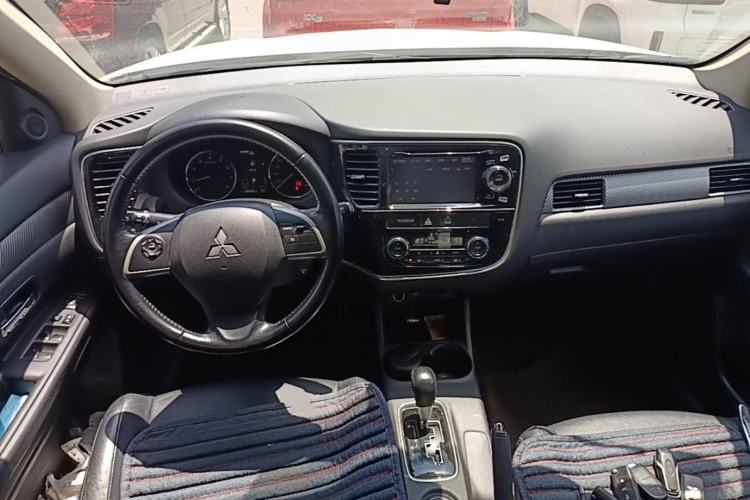 Used Mitsubishi Outlander 2014 2.4L 4x4 Deluxe Value Edition 5 Seats Center Console