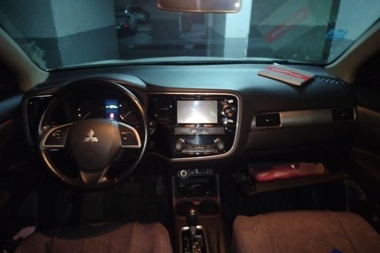 Used Mitsubishi Outlander 2014 2.4L 4x4 Deluxe Value Edition 7 Seats Center Console