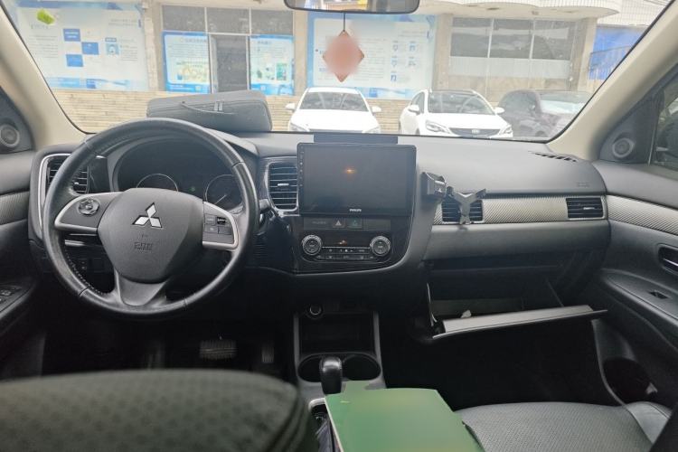 Used Mitsubishi Outlander 2014 2.4L 4x4 Deluxe Value Edition 5 Seats Center Console