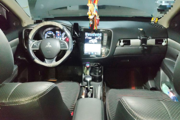 Used Mitsubishi Outlander 2014 2.4L 4x4 Deluxe Value Edition 5 Seats Center Console