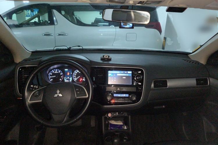 Used Mitsubishi Outlander 2014 2.4L 4x4 Deluxe Value Edition 5 Seats Center Console