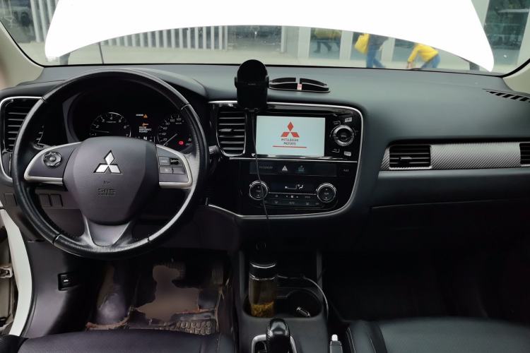 Used Mitsubishi Outlander 2014 2.4L 4x4 Deluxe Value Edition 5 Seats Center Console