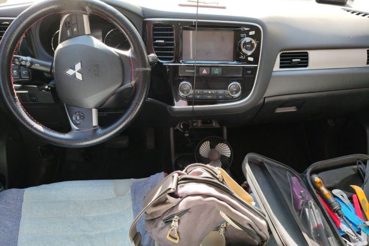 Used Mitsubishi Outlander 2014 2.4L 4x4 Deluxe Value Edition 5 Seats Center Console