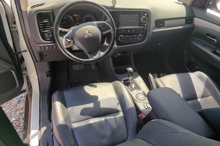 Used Mitsubishi Outlander 2014 2.4L 4x4 Deluxe Value Edition 5 Seats Center Console
