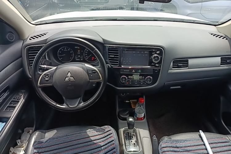 Used Mitsubishi Outlander 2014 2.4L 4x4 Deluxe Value Edition 5 Seats Center Console