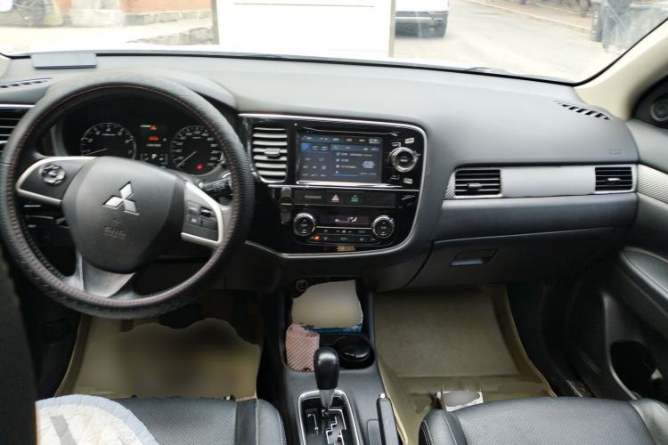 Used Mitsubishi Outlander 2014 2.4L 4x4 Deluxe Value Edition 5 Seats Center Console