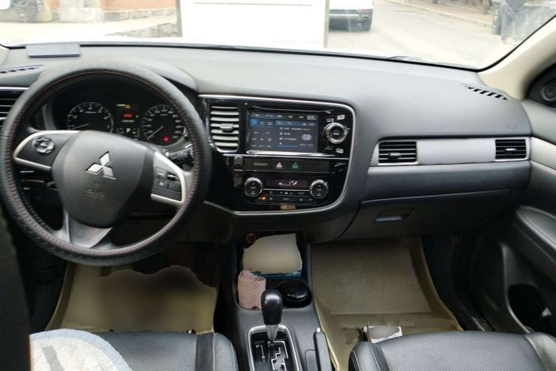Used Mitsubishi Outlander 2014 2.4L 4x4 Deluxe Value Edition 5 Seats Center Console