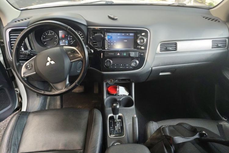 Used Mitsubishi Outlander 2014 2.4L 4x4 Deluxe Value Edition 5 Seats Center Console