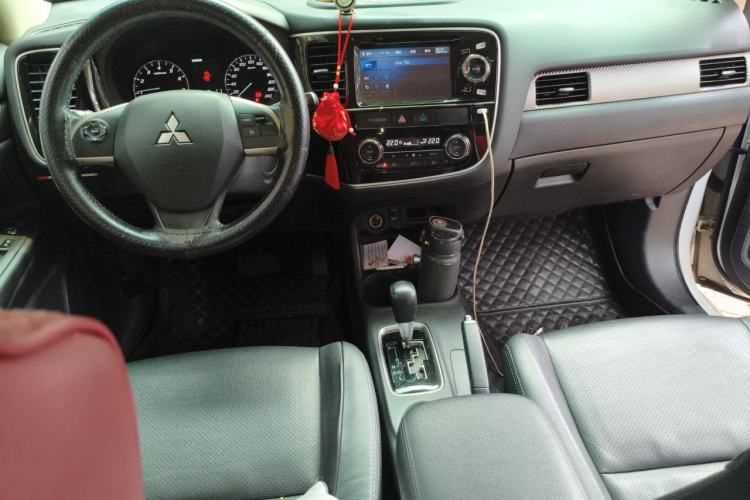 Used Mitsubishi Outlander 2014 2.4L 4x4 Deluxe Value Edition 5 Seats Center Console