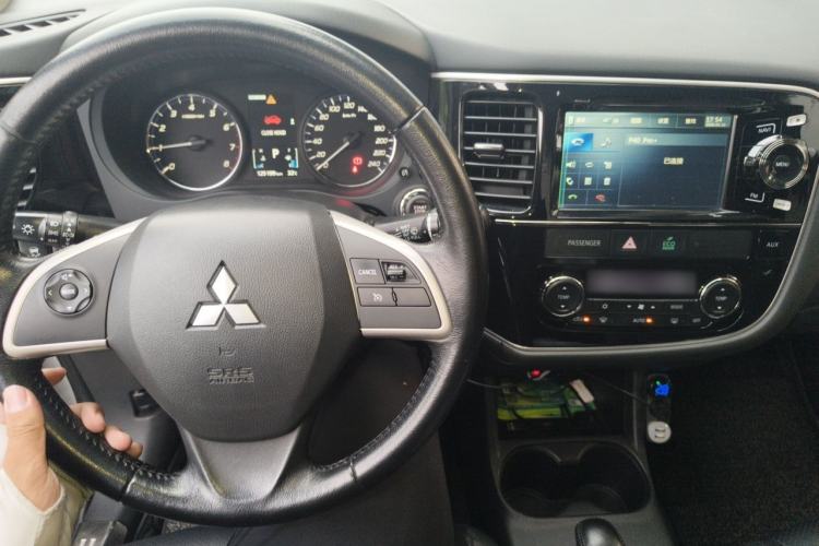 Used Mitsubishi Outlander 2014 2.4L 4x4 Deluxe Value Edition 7 Seats Center Console