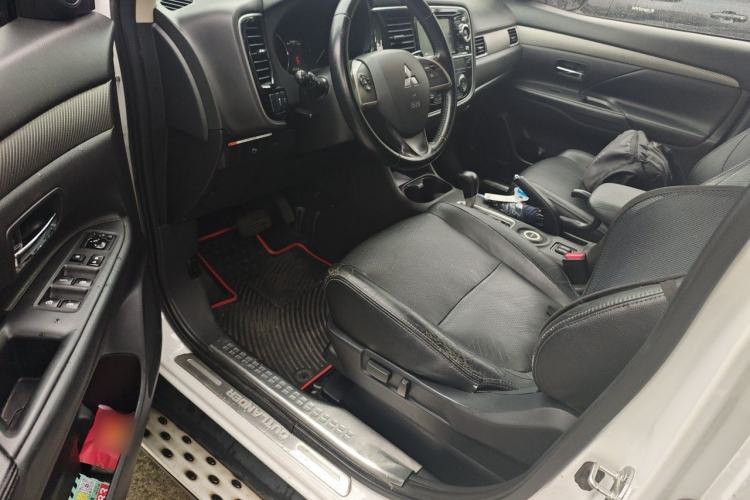 Used Mitsubishi Outlander 2014 2.4L 4x4 Deluxe Value Edition 5 Seats Driver Seat