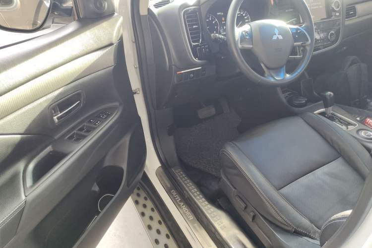 Used Mitsubishi Outlander 2014 2.4L 4x4 Deluxe Value Edition 5 Seats Driver Seat