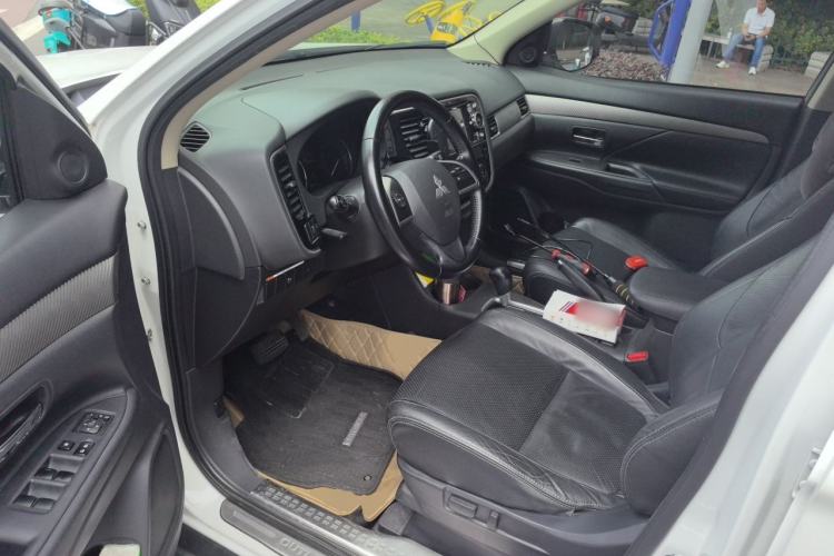 Used Mitsubishi Outlander 2014 2.4L 4x4 Deluxe Value Edition 5 Seats Driver Seat