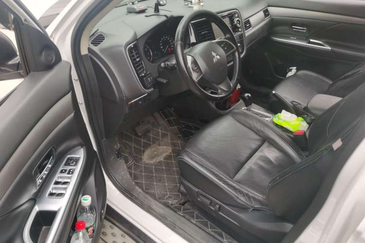 Used Mitsubishi Outlander 2014 2.4L 4x4 Deluxe Value Edition 5 Seats Driver Seat