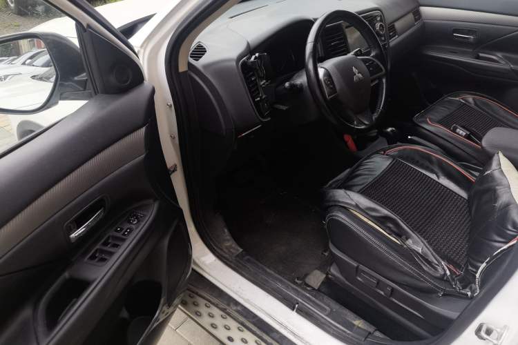 Used Mitsubishi Outlander 2014 2.4L 4x4 Deluxe Value Edition 5 Seats Driver Seat