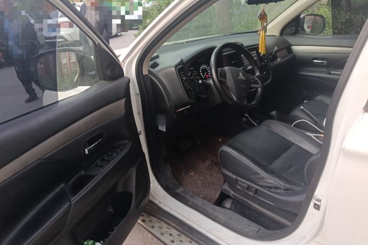 Used Mitsubishi Outlander 2014 2.4L 4x4 Deluxe Value Edition 5 Seats Driver Seat