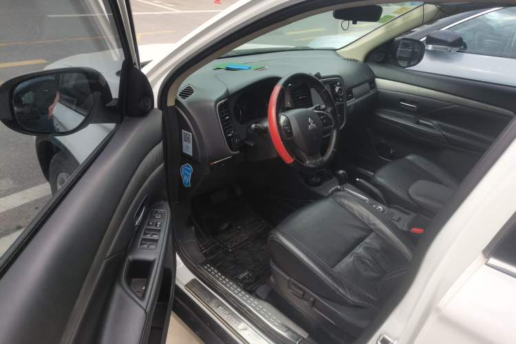 Used Mitsubishi Outlander 2014 2.4L 4x4 Deluxe Value Edition 7 Seats Driver Seat