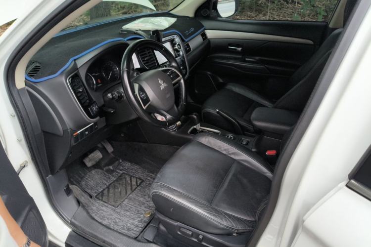 Used Mitsubishi Outlander 2014 2.4L 4x4 Deluxe Value Edition 5 Seats Driver Seat