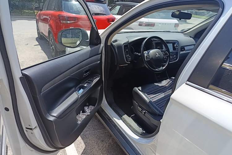 Used Mitsubishi Outlander 2014 2.4L 4x4 Deluxe Value Edition 5 Seats Driver Seat