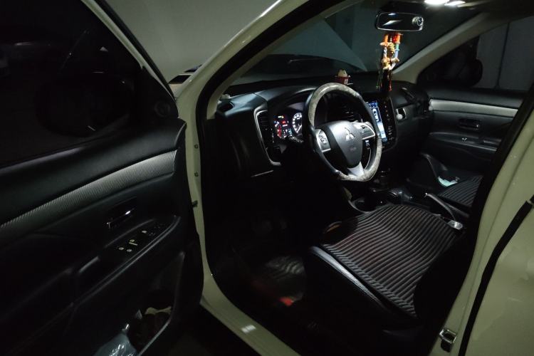 Used Mitsubishi Outlander 2014 2.4L 4x4 Deluxe Value Edition 5 Seats Driver Seat