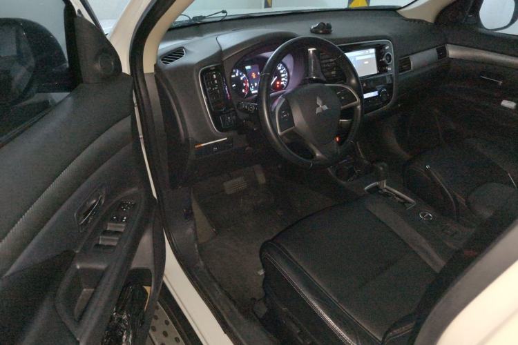 Used Mitsubishi Outlander 2014 2.4L 4x4 Deluxe Value Edition 5 Seats Driver Seat