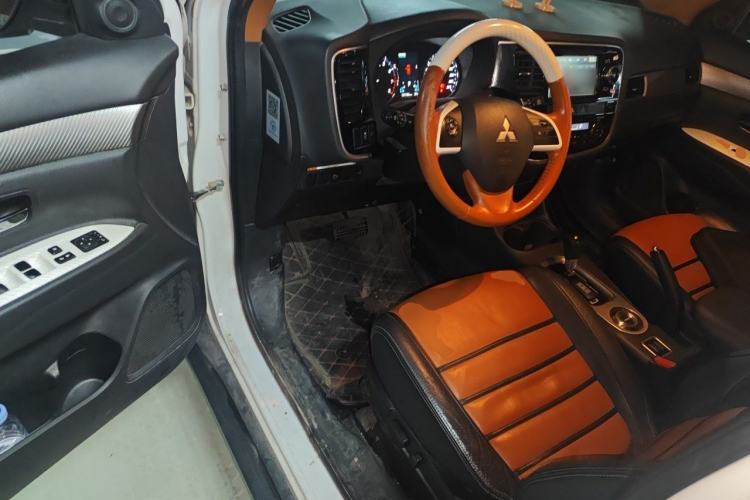 Used Mitsubishi Outlander 2014 2.4L 4x4 Deluxe Value Edition 7 Seats Driver Seat