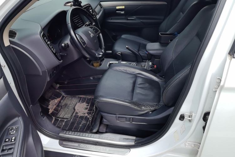 Used Mitsubishi Outlander 2014 2.4L 4x4 Deluxe Value Edition 5 Seats Driver Seat