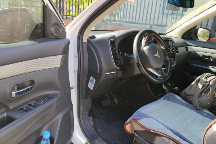 Used Mitsubishi Outlander 2014 2.4L 4x4 Deluxe Value Edition 5 Seats Driver Seat