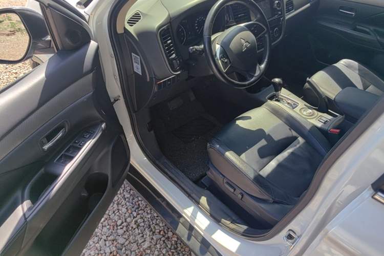 Used Mitsubishi Outlander 2014 2.4L 4x4 Deluxe Value Edition 5 Seats Driver Seat