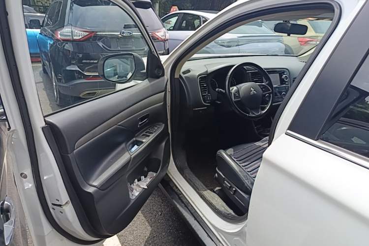 Used Mitsubishi Outlander 2014 2.4L 4x4 Deluxe Value Edition 5 Seats Driver Seat