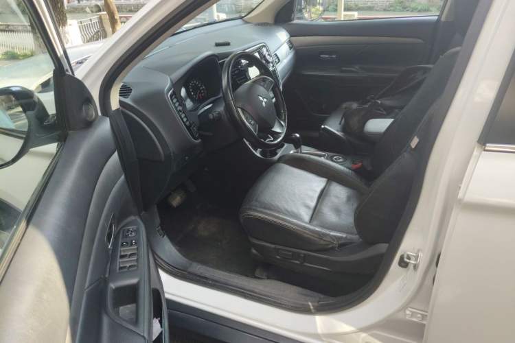 Used Mitsubishi Outlander 2014 2.4L 4x4 Deluxe Value Edition 5 Seats Driver Seat