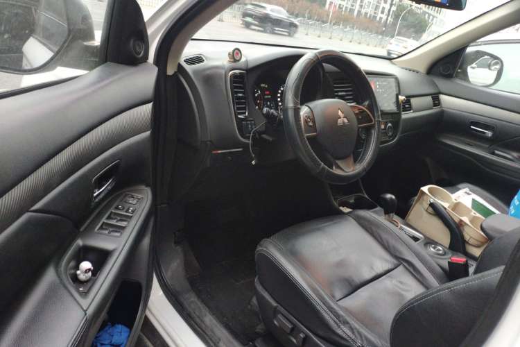 Used Mitsubishi Outlander 2014 2.4L 4x4 Deluxe Value Edition 5 Seats Driver Seat