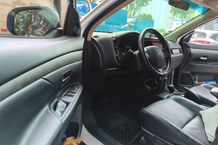 Used Mitsubishi Outlander 2014 2.4L 4x4 Deluxe Value Edition 5 Seats Driver Seat