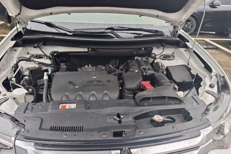 Used Mitsubishi Outlander 2014 2.4L 4x4 Deluxe Value Edition 5 Seats Engine Bay