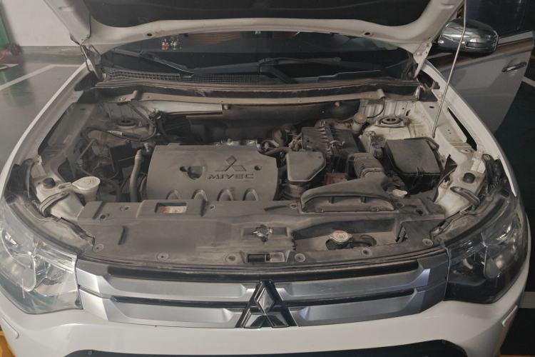 Used Mitsubishi Outlander 2014 2.4L 4x4 Deluxe Value Edition 5 Seats Engine Bay