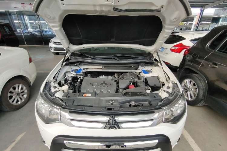 Used Mitsubishi Outlander 2014 2.4L 4x4 Deluxe Value Edition 5 Seats Engine Bay