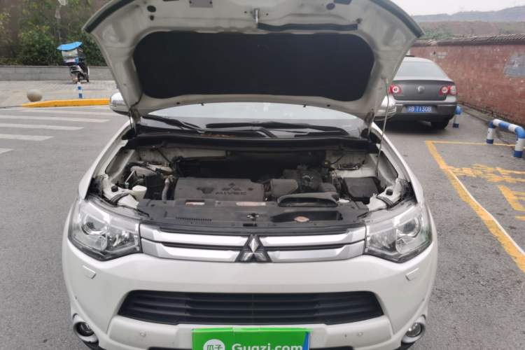 Used Mitsubishi Outlander 2014 2.4L 4x4 Deluxe Value Edition 5 Seats Engine Bay
