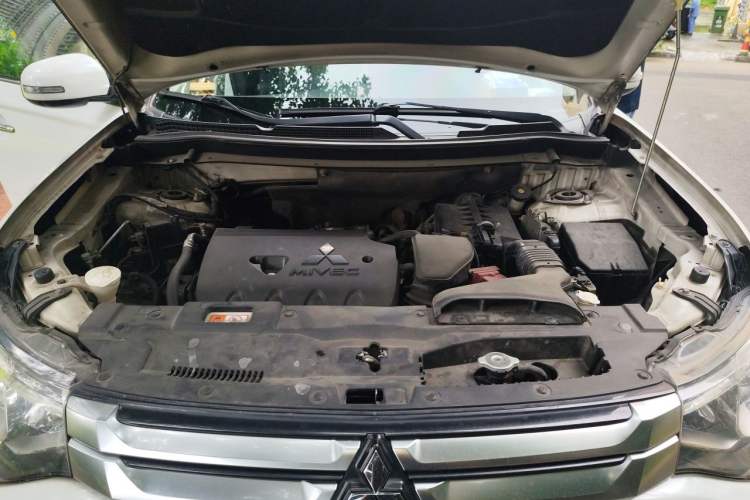 Used Mitsubishi Outlander 2014 2.4L 4x4 Deluxe Value Edition 7 Seats Engine Bay