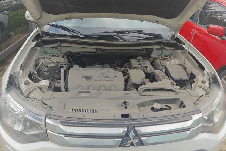 Used Mitsubishi Outlander 2014 2.4L 4x4 Deluxe Value Edition 5 Seats Engine Bay