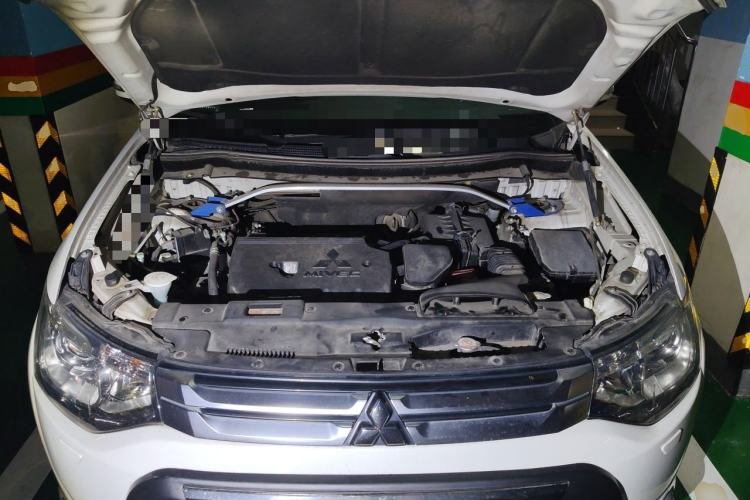 Used Mitsubishi Outlander 2014 2.4L 4x4 Deluxe Value Edition 5 Seats Engine Bay