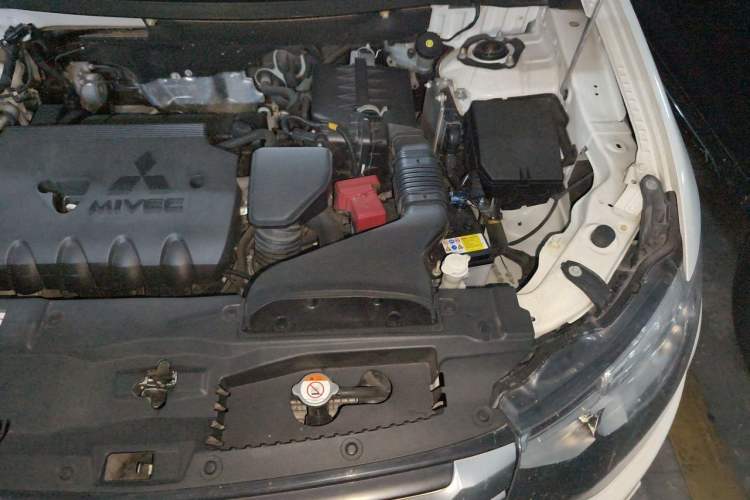 Used Mitsubishi Outlander 2014 2.4L 4x4 Deluxe Value Edition 5 Seats Engine Bay Left