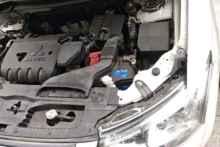 Used Mitsubishi Outlander 2014 2.4L 4x4 Deluxe Value Edition 5 Seats Engine Bay Left