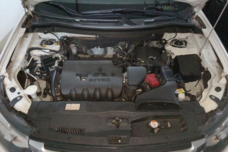 Used Mitsubishi Outlander 2014 2.4L 4x4 Deluxe Value Edition 5 Seats Engine Bay
