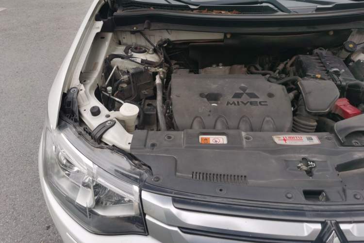 Used Mitsubishi Outlander 2014 2.4L 4x4 Deluxe Value Edition 5 Seats Engine Bay Right