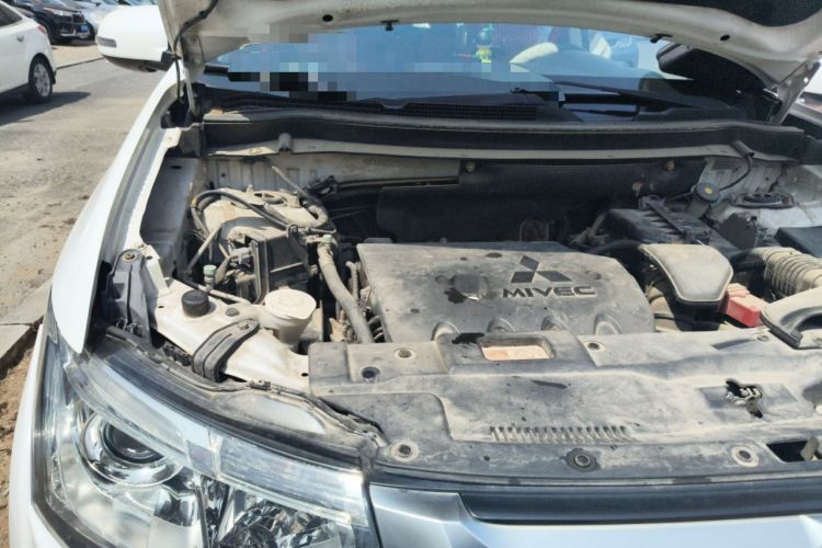 Used Mitsubishi Outlander 2014 2.4L 4x4 Deluxe Value Edition 5 Seats Engine Bay Right