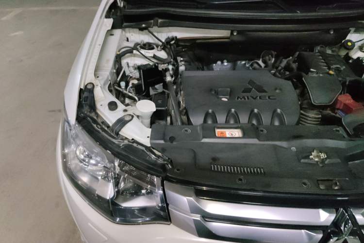 Used Mitsubishi Outlander 2014 2.4L 4x4 Deluxe Value Edition 5 Seats Engine Bay Right