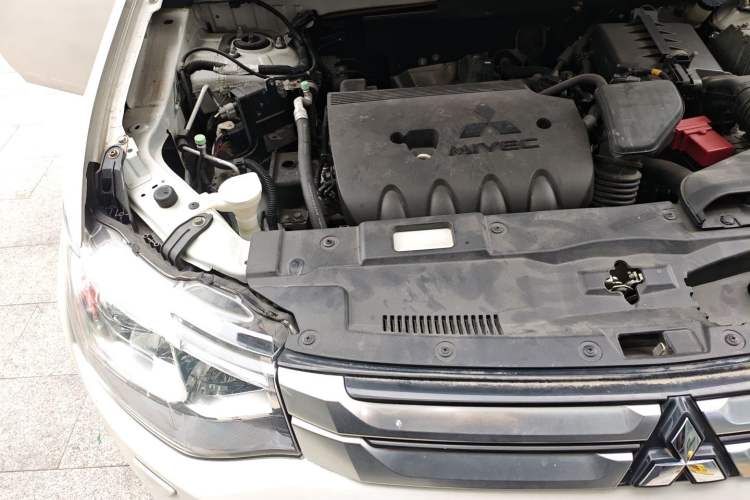 Used Mitsubishi Outlander 2014 2.4L 4x4 Deluxe Value Edition 5 Seats Engine Bay Right