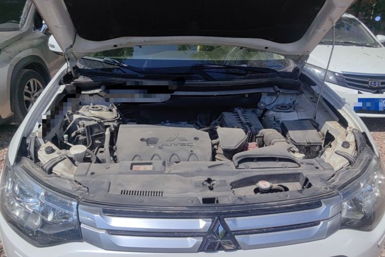 Used Mitsubishi Outlander 2014 2.4L 4x4 Deluxe Value Edition 5 Seats Engine Bay