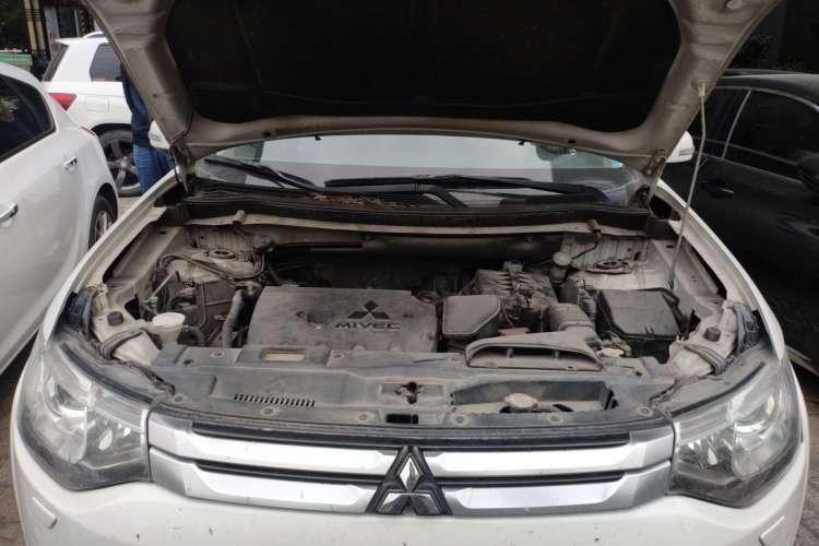 Used Mitsubishi Outlander 2014 2.4L 4x4 Deluxe Value Edition 5 Seats Engine Bay