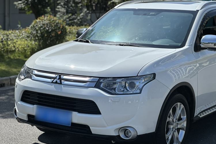 Used Mitsubishi Outlander 2014 2.4L 4x4 Deluxe Value Edition 7 Seats Exterior 1